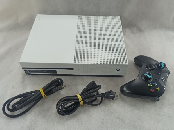 Vendo Xbox 360 Bloqueado com tudo original Vem com 2 controles originais +  1 cabo Acompanha