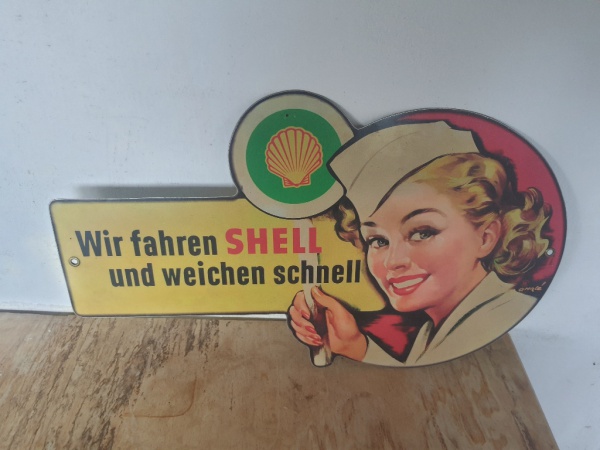 Placa de ferro adesivado Shell mede 51x30 cm