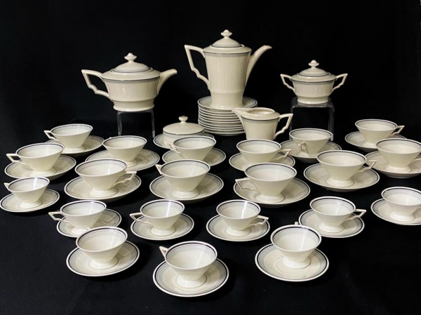 Jogo de chá com bolo completo para 8 pessoas em porcelana Real. Composto de  8