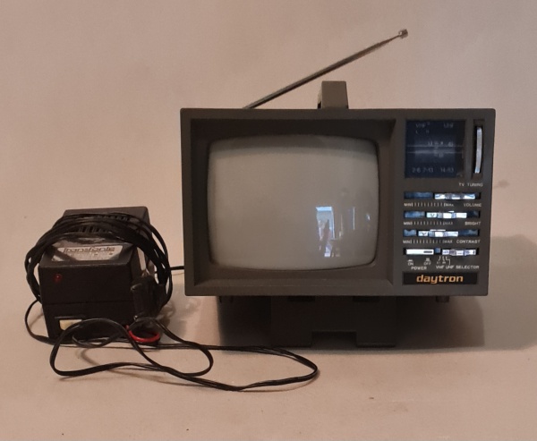 Antiga TV Portátil Polegadas e Radio Não