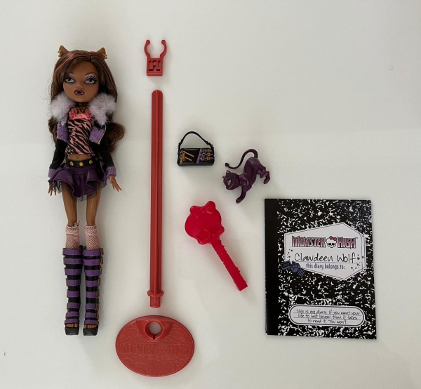 Coleção Monster High, boneca Clawdeen Wolf com todos os acessório