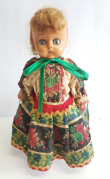 Na Antiguidades e Raridades tem Boneca antiga 1960 Portugal trajes