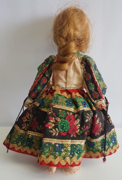 Na Antiguidades e Raridades tem Boneca antiga 1960 Portugal trajes