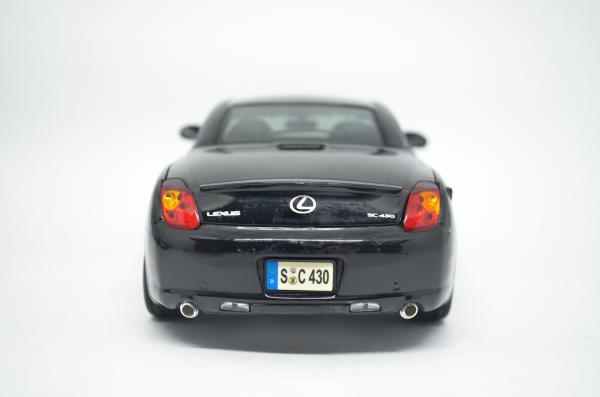 Miniatura Lexus SC430 1/18 marca Maisto - Leves desgast