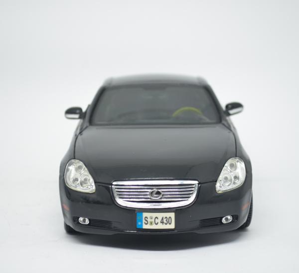 Miniatura Lexus SC430 1/18 marca Maisto - Leves desgast