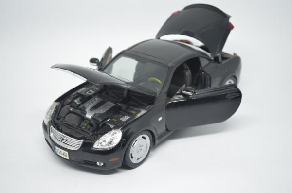 Miniatura Lexus SC430 1/18 marca Maisto - Leves desgast
