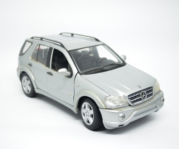 Miniatura Mercedes-Benz ML55 AMG escala 1/18 marca Mais
