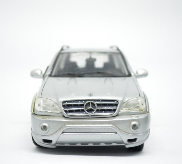 Miniatura Mercedes-Benz ML55 AMG escala 1/18 marca Mais