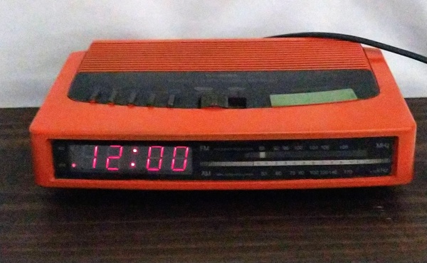 Rádio Relógio Toshiba, em linda côr laranja , Funcionan