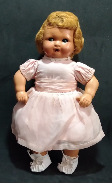 Boneca antiga anos 60 corpo em pano. Cabeça, pernas e b