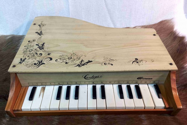 BRINQUEDO - Antigo piano infantil da marca GIESE cantig