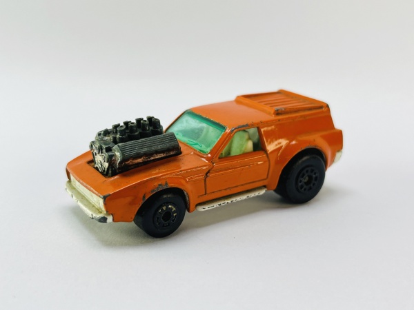 Brinquedo Fusca Love Bug escala 1/18 em sua caixa, conservado e