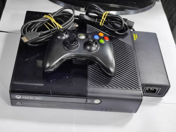 Console Xbox 360 com HD de 500gb bloqueado funcionando