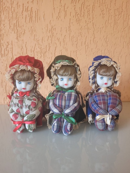 três antigas bonecas de plastico com roupas de pano e u