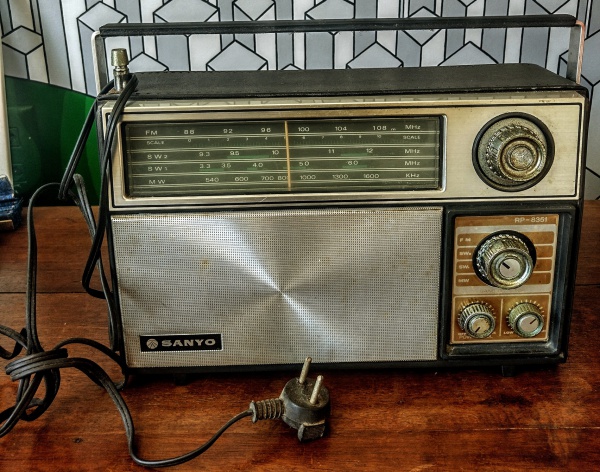 Antigo rádio da marca SANYO Modelo RP 8351, dos anos 1970, com