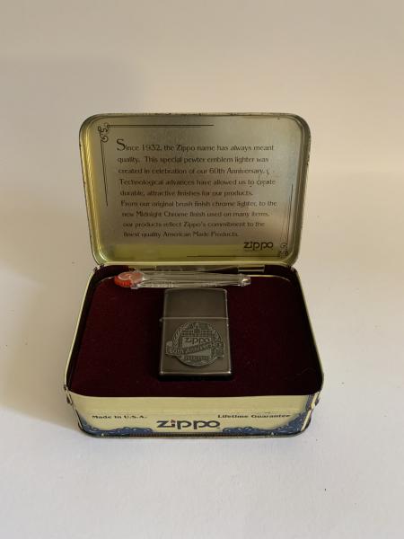 ZIPPO - EDIÇÃO COMEMORATIVA DE 60 ANOS 1932 - 1992, DO FAMOSO
