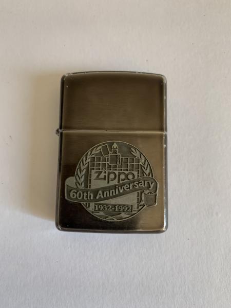 ZIPPO - EDIÇÃO COMEMORATIVA DE 60 ANOS 1932 - 1992, DO FAMOSO