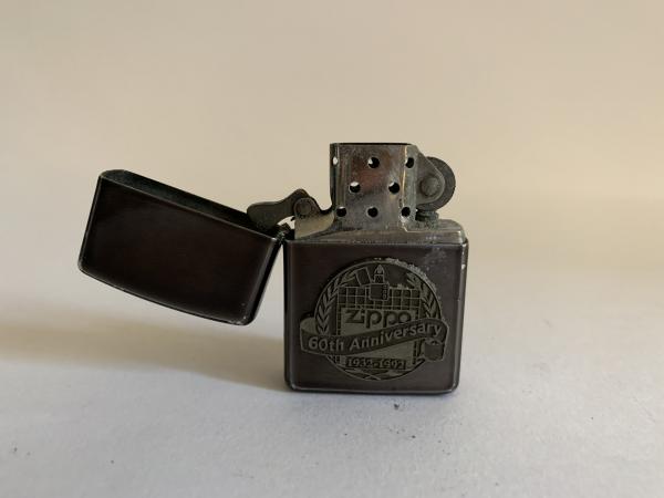 ZIPPO - EDIÇÃO COMEMORATIVA DE 60 ANOS 1932 - 1992, DO FAMOSO
