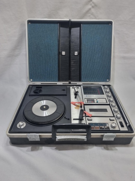 Antigo SANYO Stereo Music Center Solid State, modelo G-2615M, com