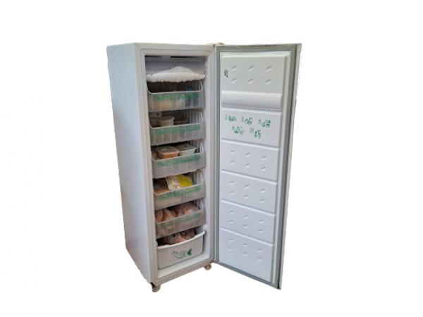 Freezer Consul, 142 L com 6 gavetas apresenta marcadas