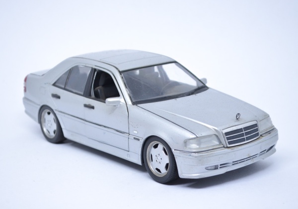 Miniatura Mercedes-Benz C-Class Escala 1/18 marca UT M