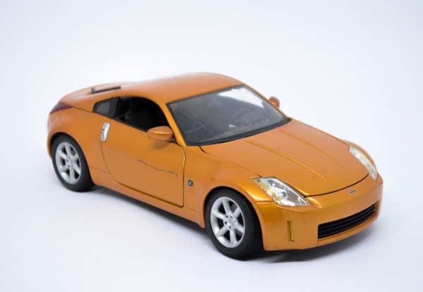 Miniatura Nissan 350z Escala 1/18 marca Maisto - Leve