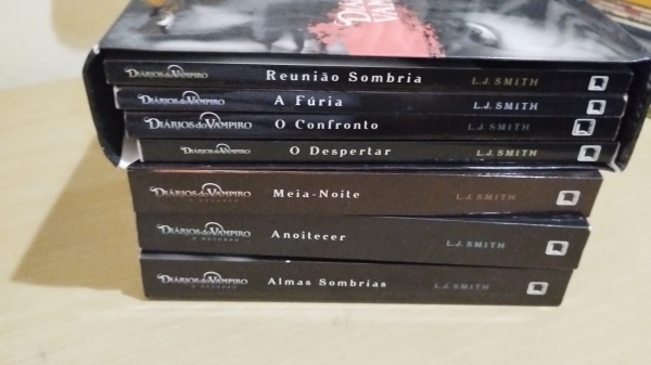 Kit 3 livros Diários do vampiro O retorno anoitecer + almas sombrias +  meia-noite