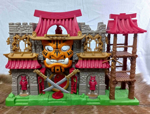 CASTELO NINJA SAMURAI FISCHER PRICE, medidas 55x45cm, faltam