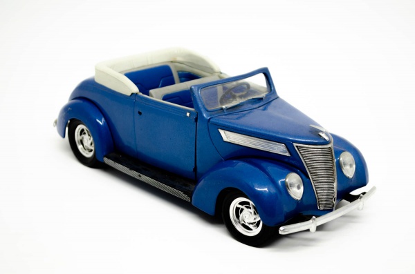 Miniatura 1937 Ford Convertible escala 1/18 marca Road