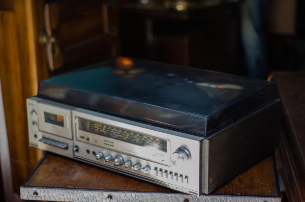 Vitrola toca discos Sony Stereo System HMK-353BS em Rádio,