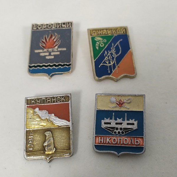 22. Militaria. 4 distintivos da URSS com BRASÕES SOVIÉTICOS. Marca