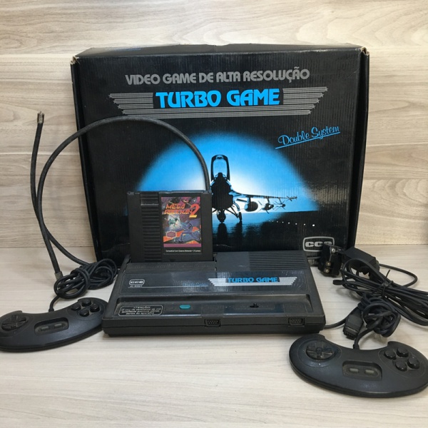 Console Turbo Game CCE na caixa, com 2 controles, cabo RF e cartucho