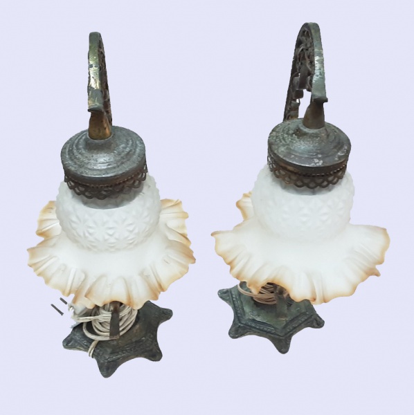 DUAS LUMINÁRIAS ANTIGAS DE CABECEIRA COM VIDRO FOSCO