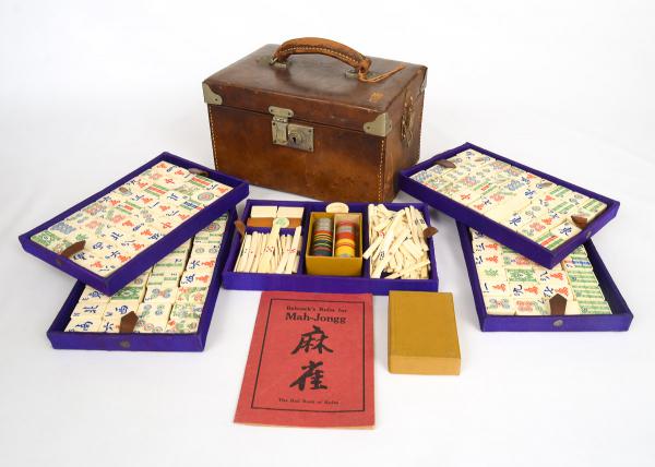 Jogo Mahjong, de origem chinesa; com peças acondicionad