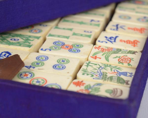 Jogo Mahjong, de origem chinesa; com peças acondicionad