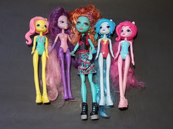 Lote com bonecas Monster High e My Little Pony Vi