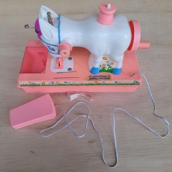 BRINQUEDO ANTIGO MAQUINA DE COSTURA LOVELY PONY. FUNCIO