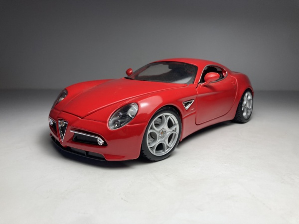 7& Alfa Roméo 8C Competizione rouge métallisé 1/18 Burago