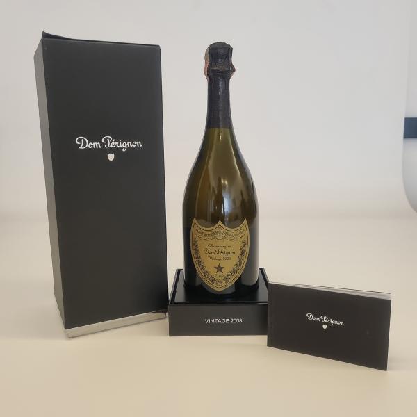 Garrafa de Champagne Dom Perignon Vintage 2003 brano brut contendo