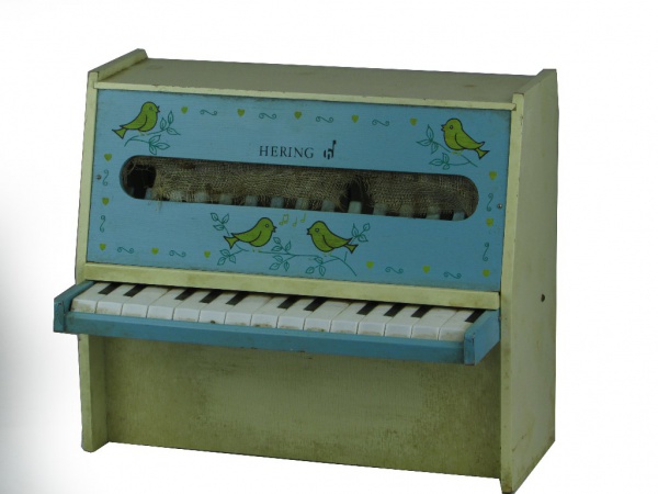 Antigo piano infantil de HERING decorado com pássaros p