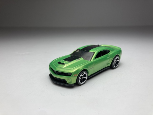 12 Camaro ZL1 Verde Hot Wheels Escala 1/64 miniatura em metal die