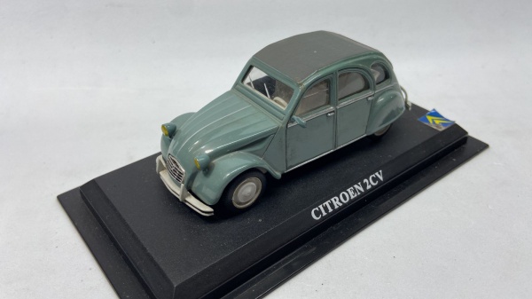 Miniatura Citroen 2CV escala 1 43. Base original carrinho de