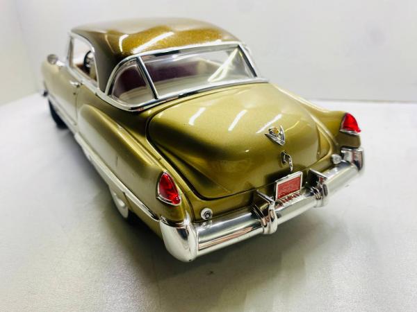 Miniatura em metal 1949 Cadillac Coupe de Ville - Marca: Road