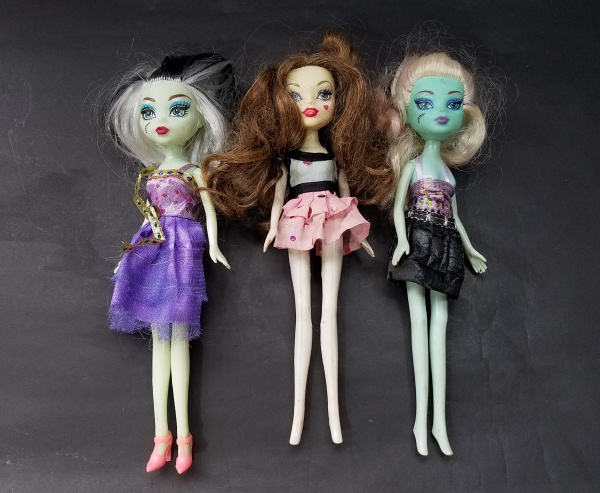 Lote com bonecas diversas- Monster High Vide fotos!