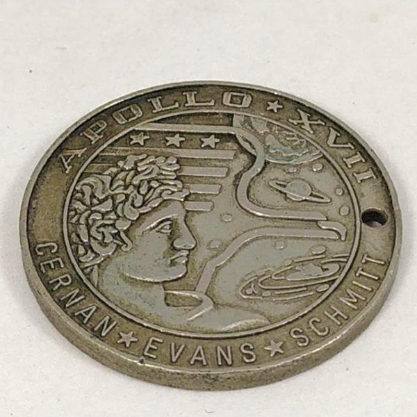 MEDALHA PROJETO APOLLO XVII (17). Apresenta um furo junto a letra