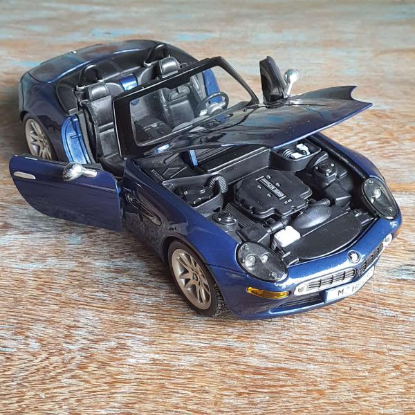 CARRINHO MINIATURA DE FERRO MAISTO BMW Z8 ESCALA 1:18.