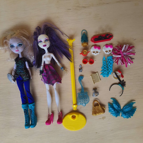 LOTES COM BONECAS E ACESSÓRIOS MONSTER CONFORME ESTÁ NA FOT