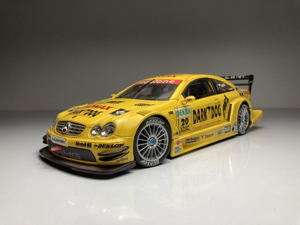Mercedes CLK DTM Amarela Maisto Escala 1/18 miniatura e