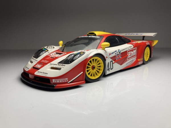 McLaren F1 GTR Long Tail Branca/Vermelha Minichamps Esc