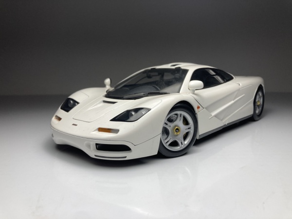 McLaren F1 Road Car 1993 Branca Minichamps Escala 1/18